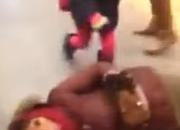 美国一对母女在麦当劳对一女子拳